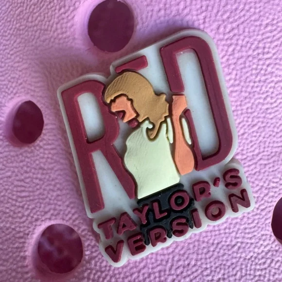 Taylor Swift Croc Pin - Taylor’s Version Red - Picture 3 of 4
